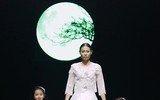 Mẹ con Hồng Quế làm vedette trong đêm mở màn Tuần lễ thời trang Việt Nam