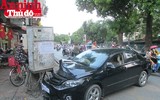 [ẢNH] Cận cảnh vụ ô tô tông nát đầu ở đường Láng vào giờ cao điểm