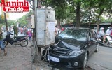 [ẢNH] Cận cảnh vụ ô tô tông nát đầu ở đường Láng vào giờ cao điểm