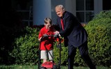 Thú vị khoảnh khắc Tổng thống Mỹ khích lệ cậu bé 11 tuổi... cắt cỏ