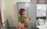 Những khoảnh khắc ấm áp khó quên khi các nữ chiến sĩ công an Hà Nội chăm sóc bé bị bỏ rơi