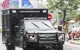 Cảnh sát phân luồng xe APEC dưới mưa