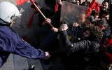 [Ảnh] Cảnh xung đột giữa người biểu tình và cảnh sát ở Athens