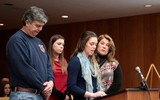 3 con gái bị lạm dụng tình dục, bố tấn công thủ phạm ngay tại tòa