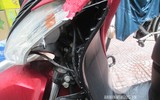[ẢNH] Chiếc xe máy SH bị dập vỡ sau màn phá hoại của thanh niên càn quấy