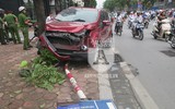 Hà Nội: Xe ô tô tự đâm nát đầu trong giờ cao điểm trên đường Láng Hạ