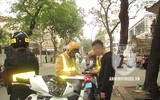 [ẢNH] Nữ cảnh sát Cơ động đặc nhiệm tuần tra trên phố, xử lý vi phạm