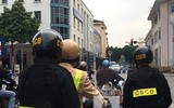 [ẢNH] Nữ cảnh sát Cơ động đặc nhiệm tuần tra trên phố, xử lý vi phạm