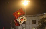 [ẢNH] Nhìn lại 1 đêm trắng người Hà Nội ăn mừng chiến thắng lịch sử của bóng đá Việt Nam