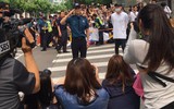 Donghae xuất ngũ trong vòng vây của người hâm mộ
