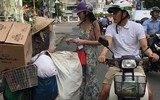 Thủy Tiên - Công Vinh chở nhau bằng xe máy đi làm từ thiện