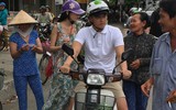 Thủy Tiên - Công Vinh chở nhau bằng xe máy đi làm từ thiện