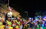 Du khách phấn khích với Lễ hội Carnival đường phố DIFF 2019