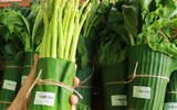 Siêu thị ở Hà Nội gói thực phẩm bằng lá chuối thay túi nilon