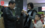 Giới trẻ Hà Nội thích thú thưởng thức kem giữa mùa đông