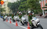 Xem nữ sinh Học viện Cảnh sát trổ tài điều khiển xe phân khối lớn