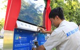 Người dân Hà Nội hào hứng sử dụng máy lọc nước thông minh nơi công cộng