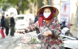 Những hình ảnh xúc động khi người nghèo ở Hà Nội nhận gạo cứu trợ