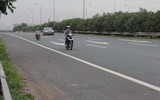 Bất chấp nguy hiểm xe máy vẫn leo lên đường dành cho ô tô Đại lộ Thăng Long