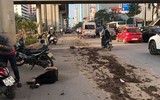 Hà Nội: Xe tải làm rơi bùn đất ra đường, nhiều người bị ngã