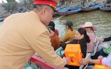 Hướng dẫn người dân sử dụng phao nổi ở chùa Hương