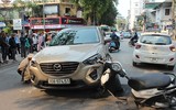 Hà Nội: Tài xế Mazda CX5 vượt đèn đỏ đâm vào 5 phương tiện khác