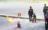 Các học viên nhỏ tuổi thử làm lính cứu hỏa