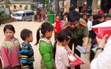 [Ảnh] Những tấm lòng đến với con trẻ xã Lũng Chinh