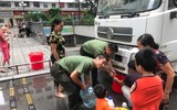 [Ảnh] Lực lượng Công an, quân đội giúp người dân khu đô thị HH khắc phục sự cố thiếu nước sạch