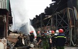 [Ảnh] Cận cảnh hiện trường vụ cháy kho hóa chất ở quận Long Biên