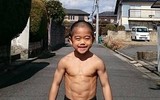 Khó tin thể hình cơ bắp 6 múi của cậu bé 7 tuổi khiến bao thanh niên ghen tị mơ ước