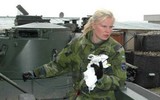  Vẻ đẹp sắc lạnh của nữ binh sĩ Thụy Điển khiến người xem mê đắm