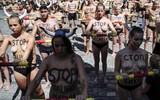 Hàng trăm phụ nữ khỏa thân để phản đối lễ hội đua bò tót ở Tây Ban Nha