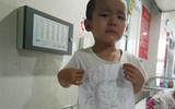 Bị mẹ bỏ rơi vì bạo bệnh, bé trai 4 tuổi vẽ mẹ ngắm cho vơi nỗi nhớ