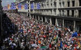 [ẢNH] Hàng chục nghìn người biểu tình chống ông Trump tại Anh