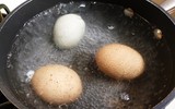 [ẢNH] Nếu không muốn gặp tình huống trớ trêu thì bạn đừng nấu cơm và luộc trứng trên núi cao