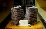 [ẢNH] Hàng chục xấp tiền chỉ đủ để mua cuộn giấy vệ sinh, bức tranh bi đát về Venezuela