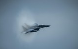 [ẢNH] Chiến thần F-15 Mỹ vừa bất ngờ trút mưa tên lửa xuống biển, vì sao?