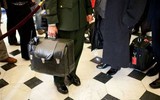 [ẢNH] Bí ẩn chiếc vali hạt nhân luôn theo sát Tổng thống Mỹ