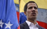 [ẢNH] Vệ binh quốc gia Venezuela lao xe bọc thép, phá rào chắn để đào thoát sang Colombia