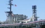 [ẢNH] Siêu tàu sân bay Mỹ rút đi mang theo hơn 100 máy bay VNCH tháng 4-1975