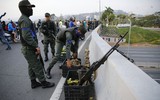 [ẢNH] Binh sĩ phe đối lập Venezuela đấu súng với lính trung thành của ông Maduro