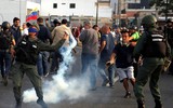 [ẢNH] Binh sĩ phe đối lập Venezuela đấu súng với lính trung thành của ông Maduro