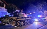 [ẢNH] Lính Ba Lan say rượu, lái xe tăng ra phố