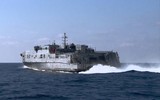 [ANH] Chiến hạm đổ bộ siêu tốc Mỹ lớp Spearhead rẽ sóng trên biển Đông