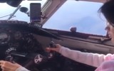 [ẢNH] Quá nguy hiểm khi phi công cho bạn gái cầm lái máy bay chở khách