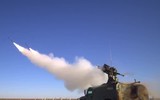 [ẢNH] Xe Nga vừa đi vừa phóng tên lửa, xé nát máy bay không người lái