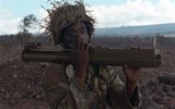 [ẢNH] Lính Mỹ vác súng chống tăng chặn xe thiết giáp Nga tại Syria