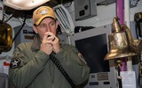 [ẢNH] Thủy thủ Mỹ vỗ tay tiễn hạm trưởng bị cách chức vì bảo vệ thủy thủ trước dịch Covid-19