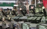 [ẢNH] Binh sĩ Nga đeo khẩu trang kín mít tập duyệt binh cho Ngày Chiến thắng
